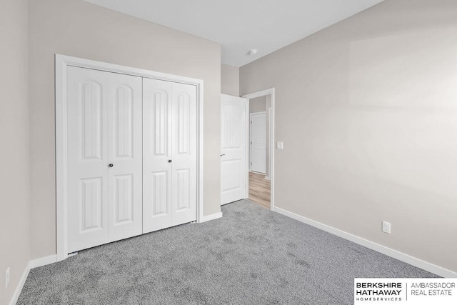 unfurnished bedroom with carpet flooring and a closet