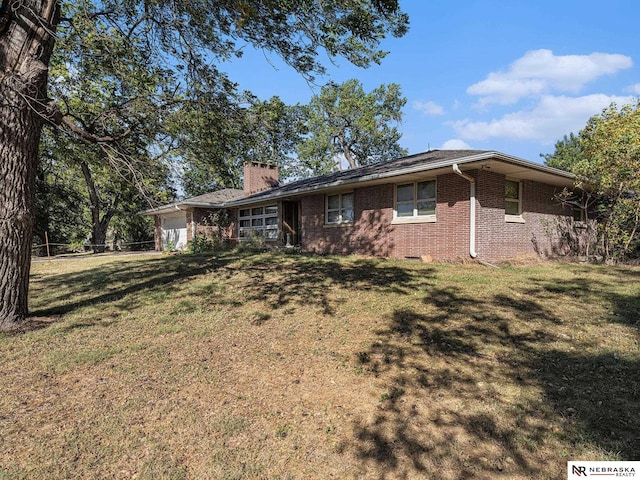 view of front facade featuring a front lawn