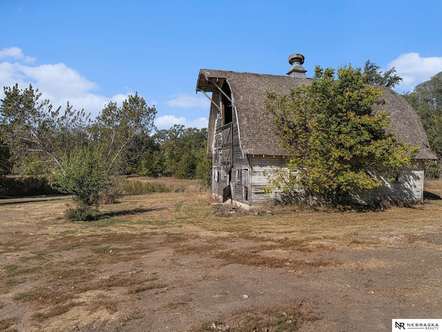 view of side of property with an outdoor structure