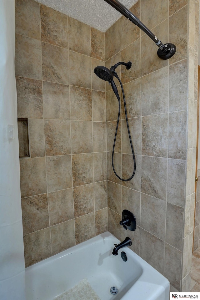 bathroom featuring tiled shower / bath combo