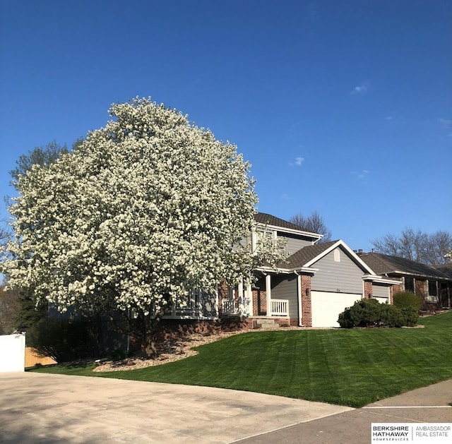 view of front of home featuring a front yard