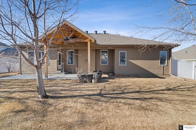 view of front of home with ceiling fan, a patio area, and a front yard