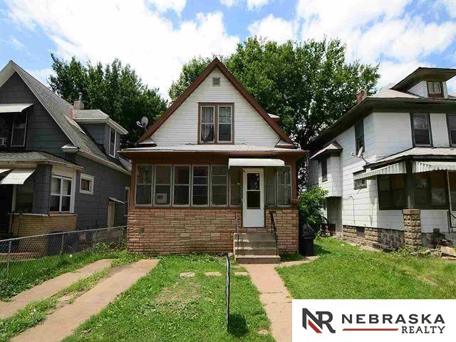 view of front facade featuring a front yard