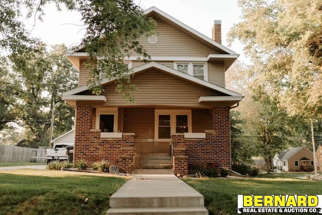 view of front of property featuring a front yard