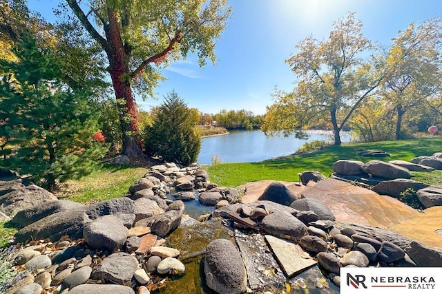 view of yard featuring a water view