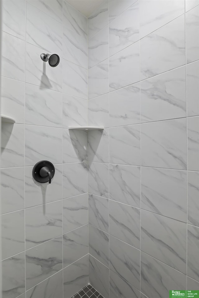 bathroom featuring a tile shower