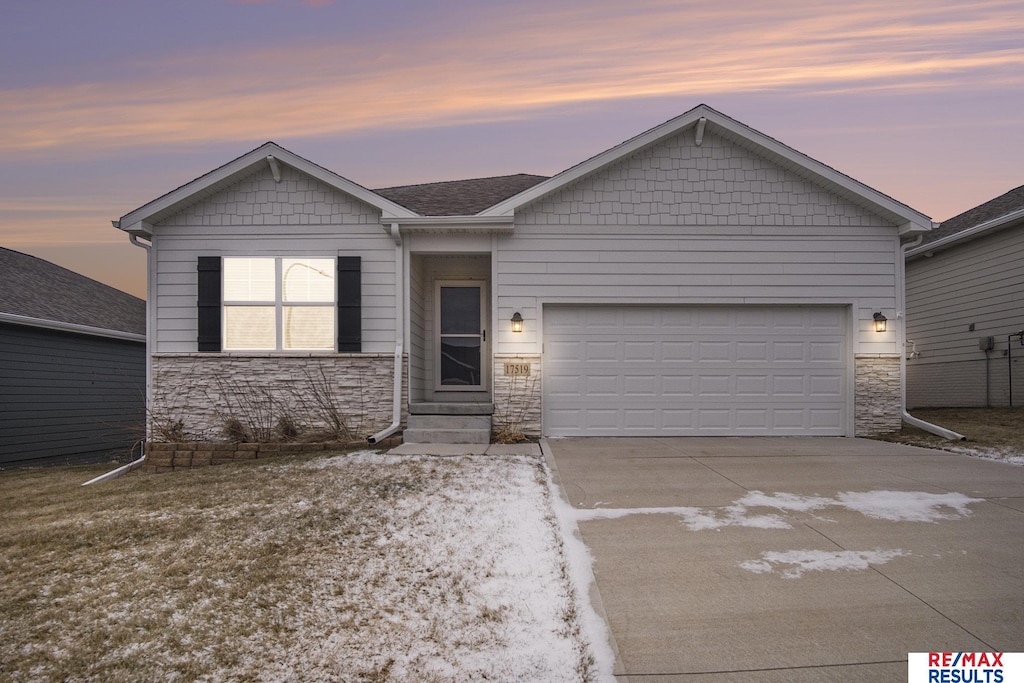 view of front facade featuring a garage