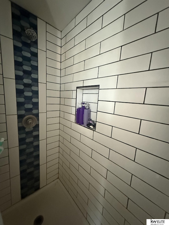 bathroom featuring tiled shower