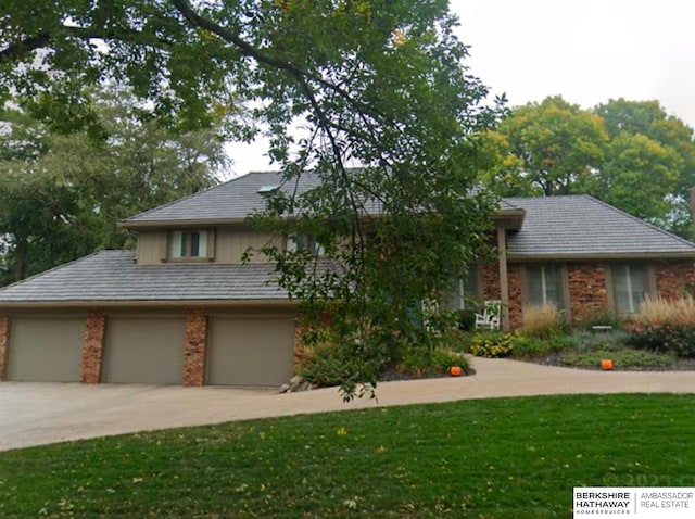 view of front of home featuring a garage and a front yard