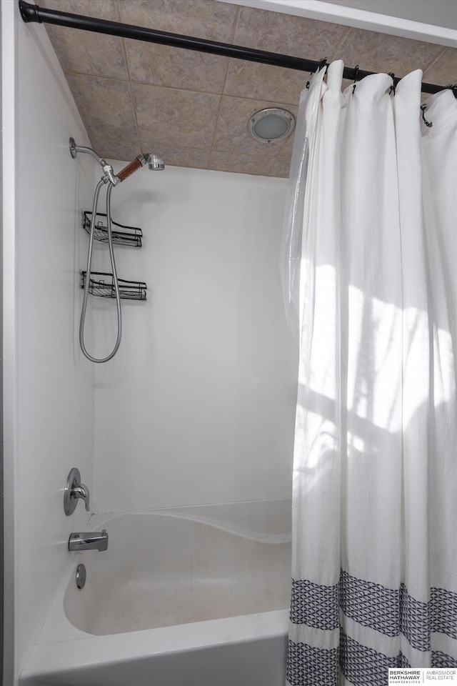 bathroom with shower / bath combo