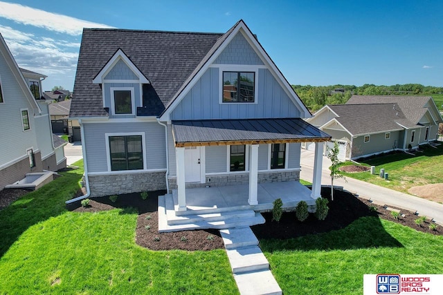 view of front facade featuring a porch and a front lawn