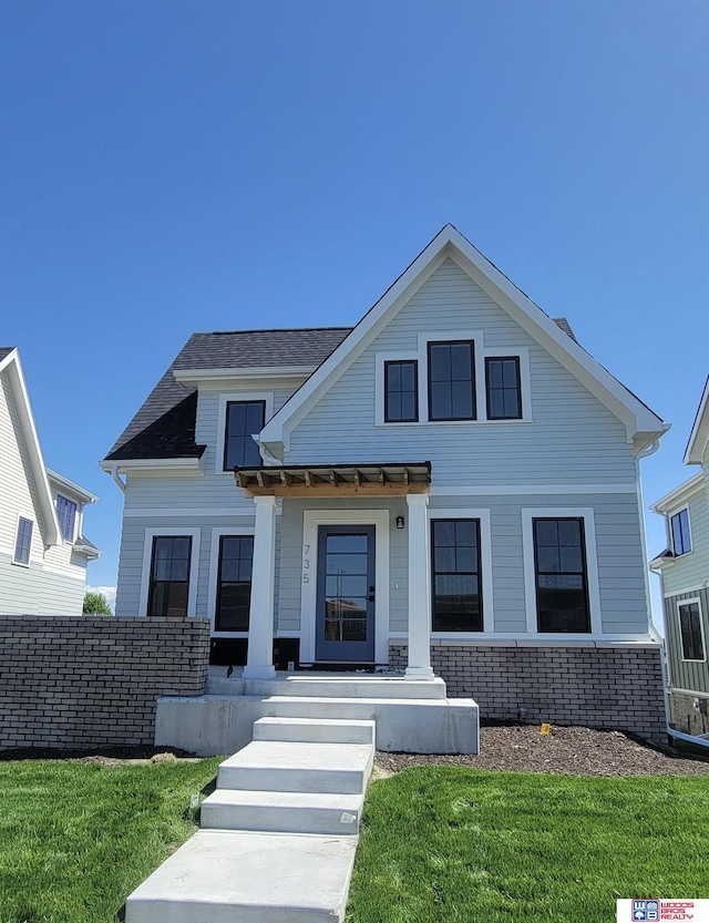 view of front of property featuring a front yard