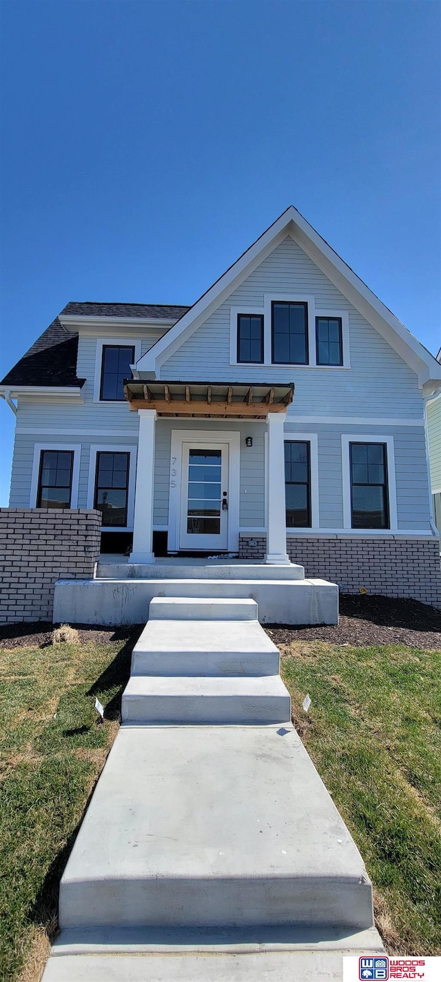 view of front of house featuring a porch and a front yard