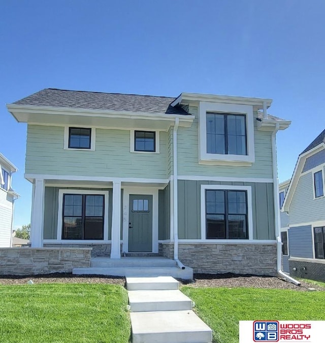 view of front of home featuring a front lawn