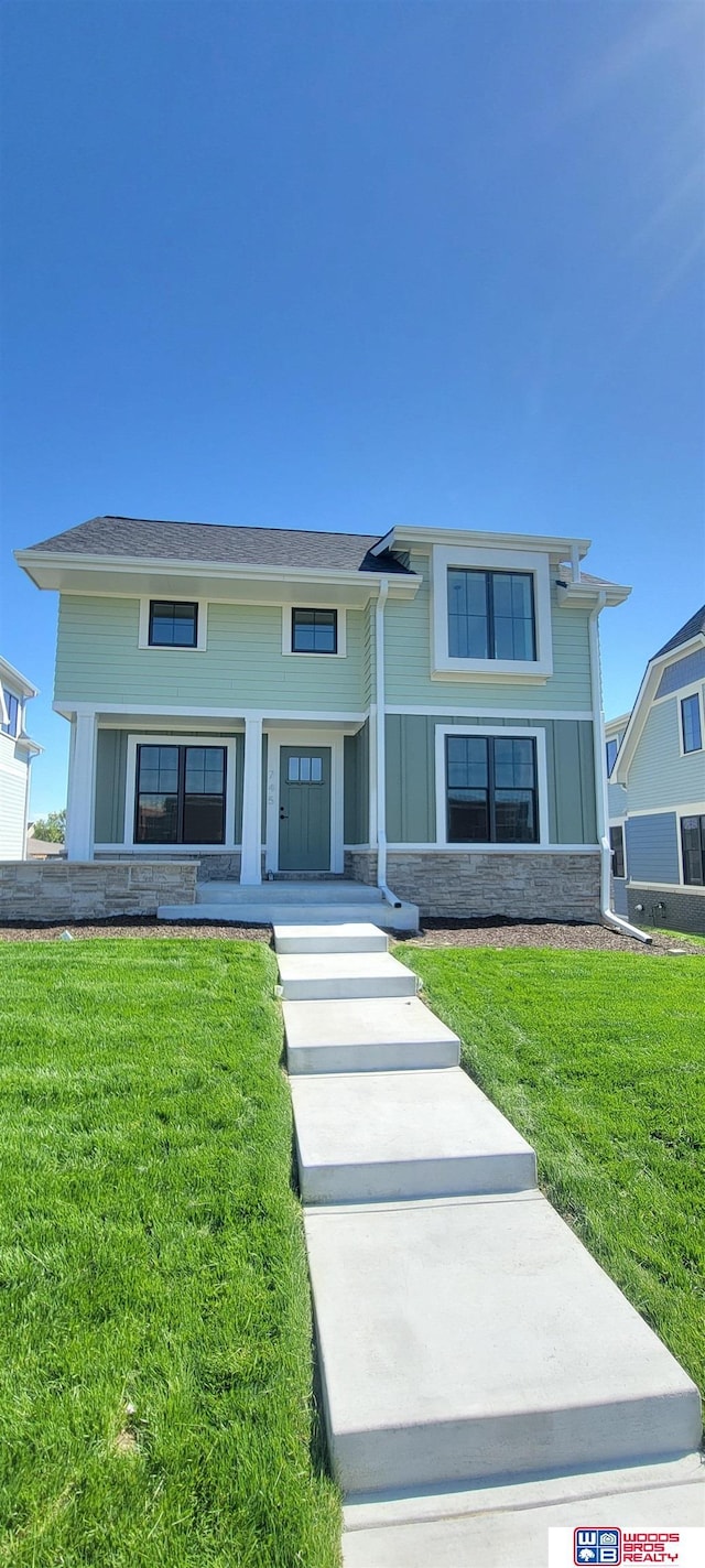 view of front facade with a front yard