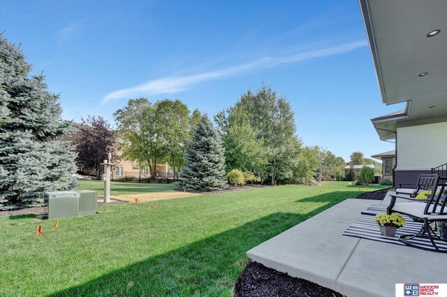 view of yard with a patio area