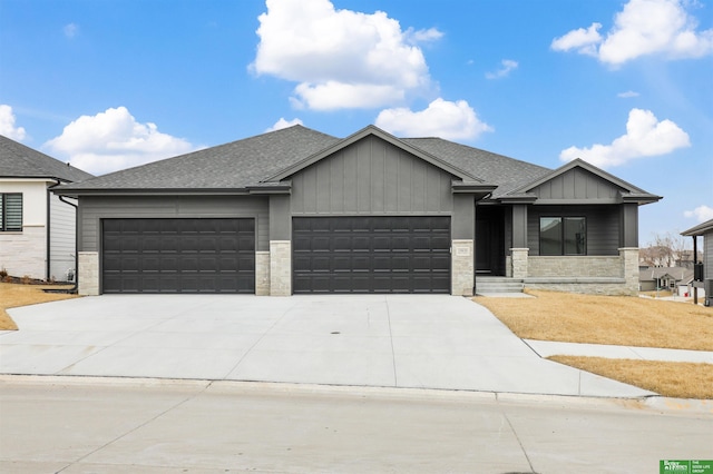 view of front facade featuring a garage