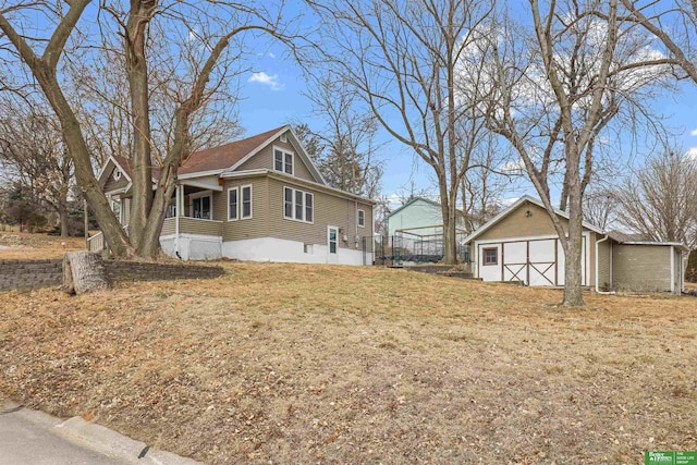 view of yard featuring a garage and an outdoor structure