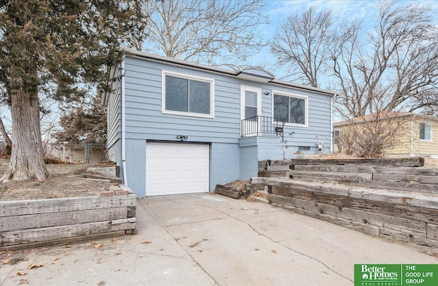 view of front facade featuring a garage