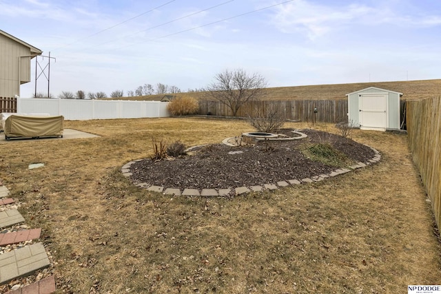 view of yard featuring a storage shed