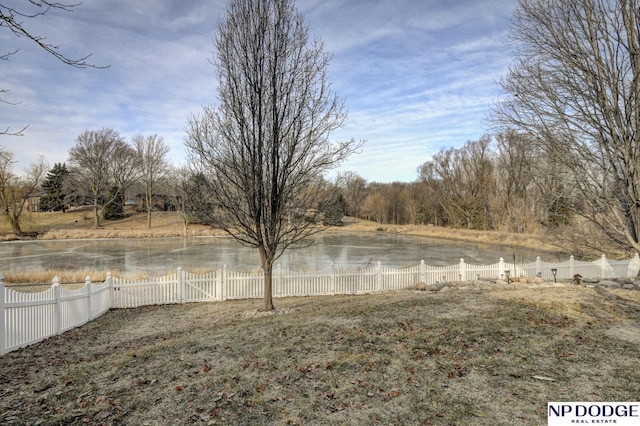 view of yard featuring a water view