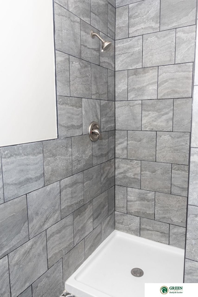 bathroom featuring tiled shower