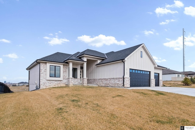 view of front facade featuring a garage and a front lawn