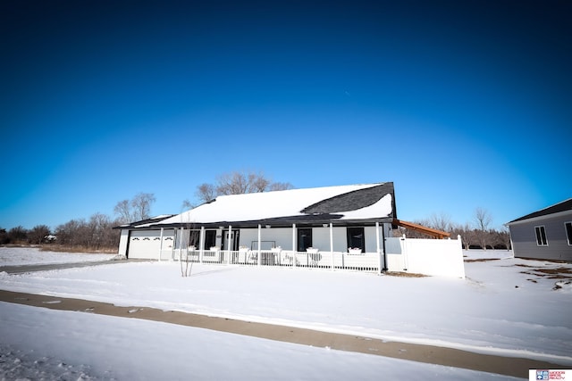 view of front facade featuring a garage and a porch