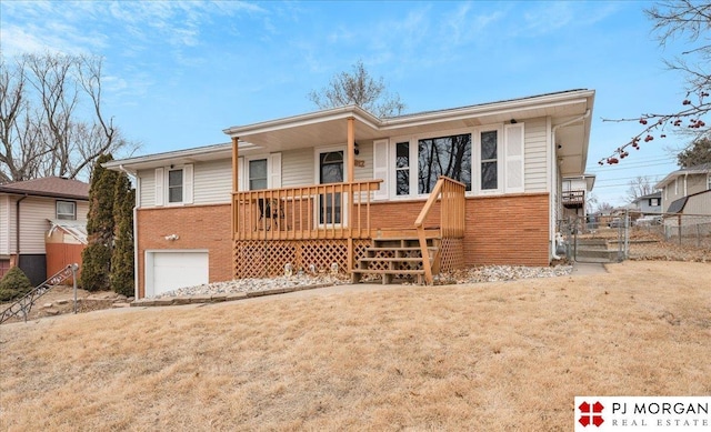 view of front facade featuring a garage and a front yard