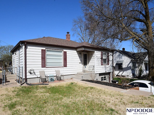 view of front facade featuring a front yard