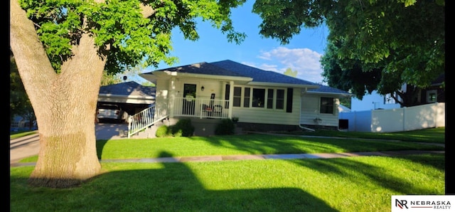 view of front facade with a front lawn