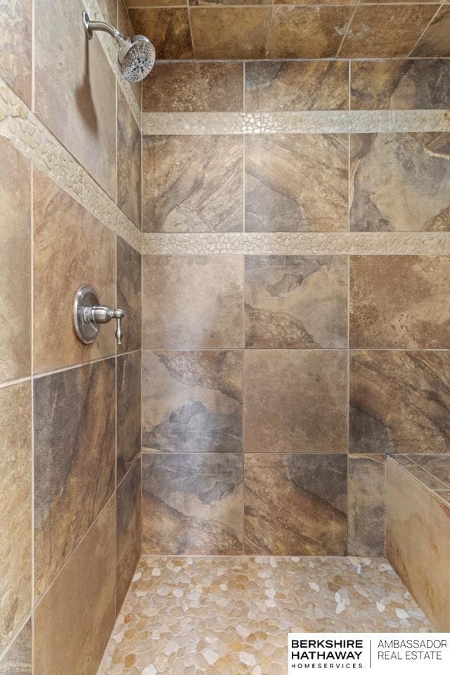 interior details with a tile shower