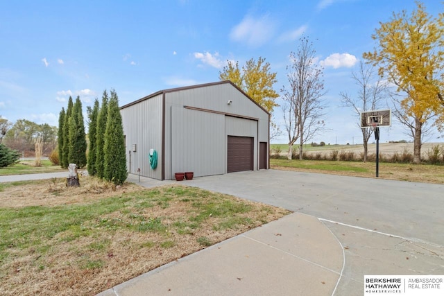 view of outdoor structure featuring a garage and a yard