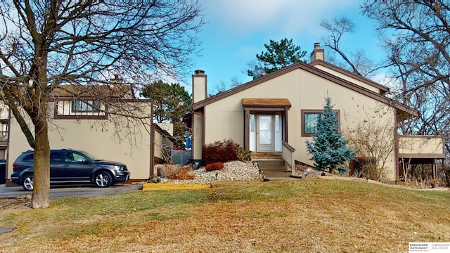 view of front of house featuring a front lawn