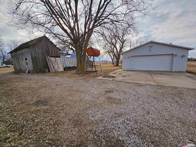 view of yard featuring a garage and an outdoor structure