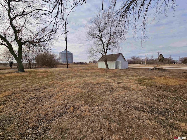 view of yard featuring a storage unit