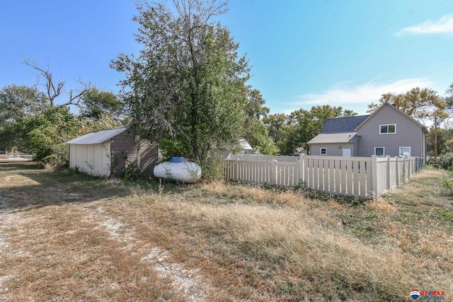 view of yard with a shed