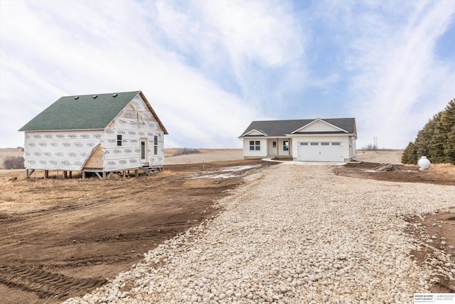 view of front facade featuring driveway