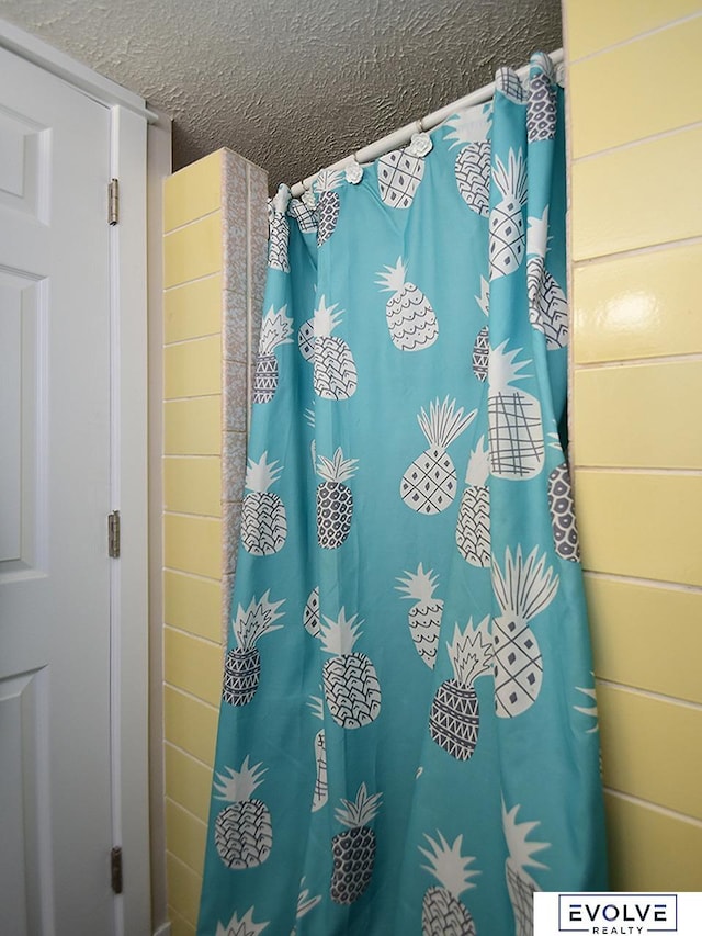 bathroom featuring a textured ceiling