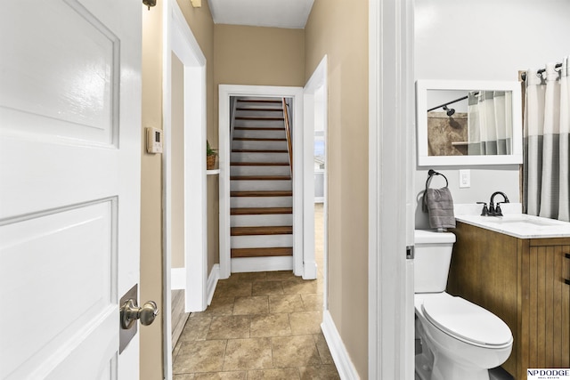 full bathroom featuring baseboards, vanity, toilet, and curtained shower