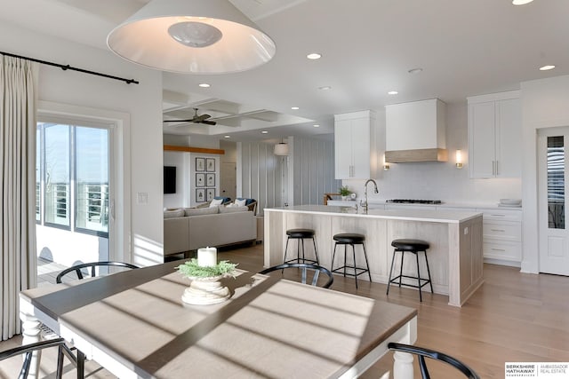 dining room featuring visible vents, a ceiling fan, light wood-style flooring, and recessed lighting