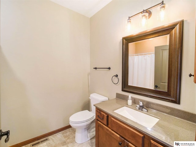 full bath with toilet, baseboards, visible vents, and vanity