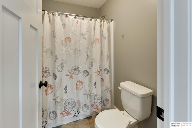 full bath featuring curtained shower and toilet