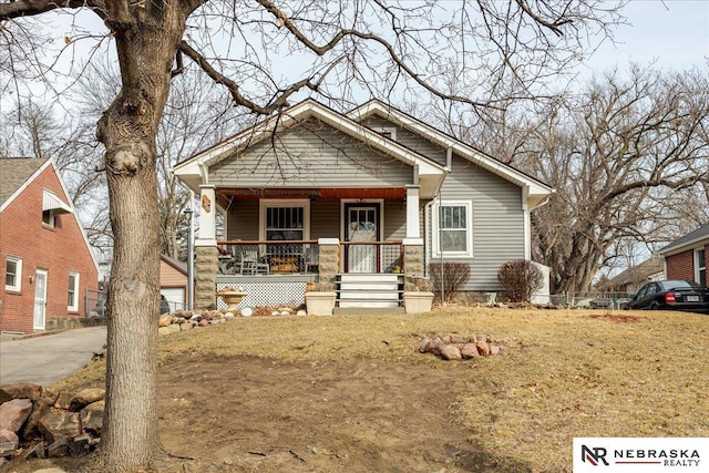 view of front of home featuring a porch and a front yard