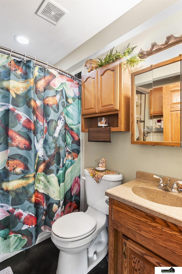 full bathroom featuring visible vents, a shower with shower curtain, toilet, a textured ceiling, and vanity