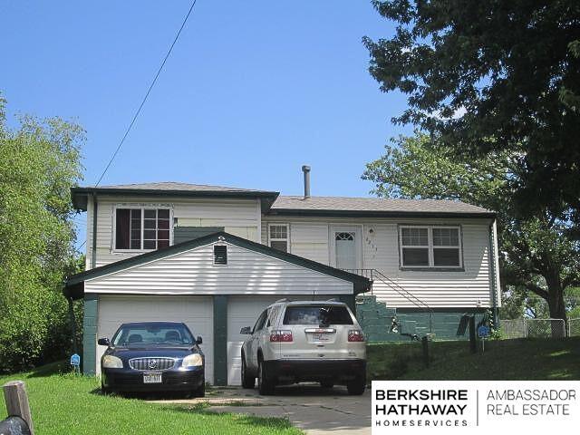 view of front facade with driveway and an attached garage