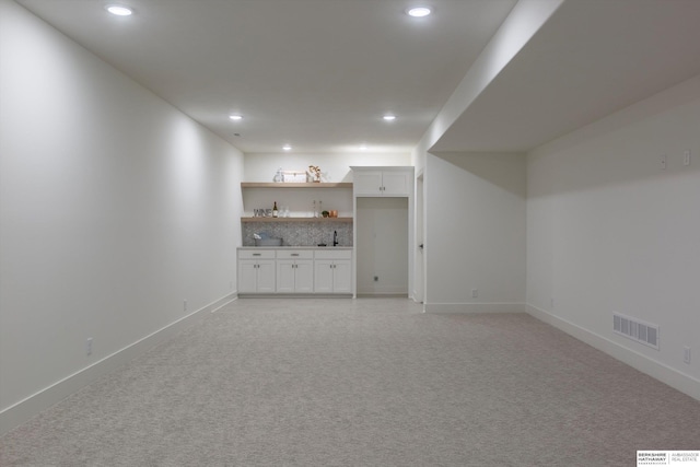 bar with baseboards, visible vents, light colored carpet, backsplash, and recessed lighting