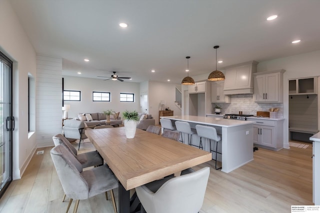 dining space featuring ceiling fan, light wood-style flooring, recessed lighting, visible vents, and baseboards