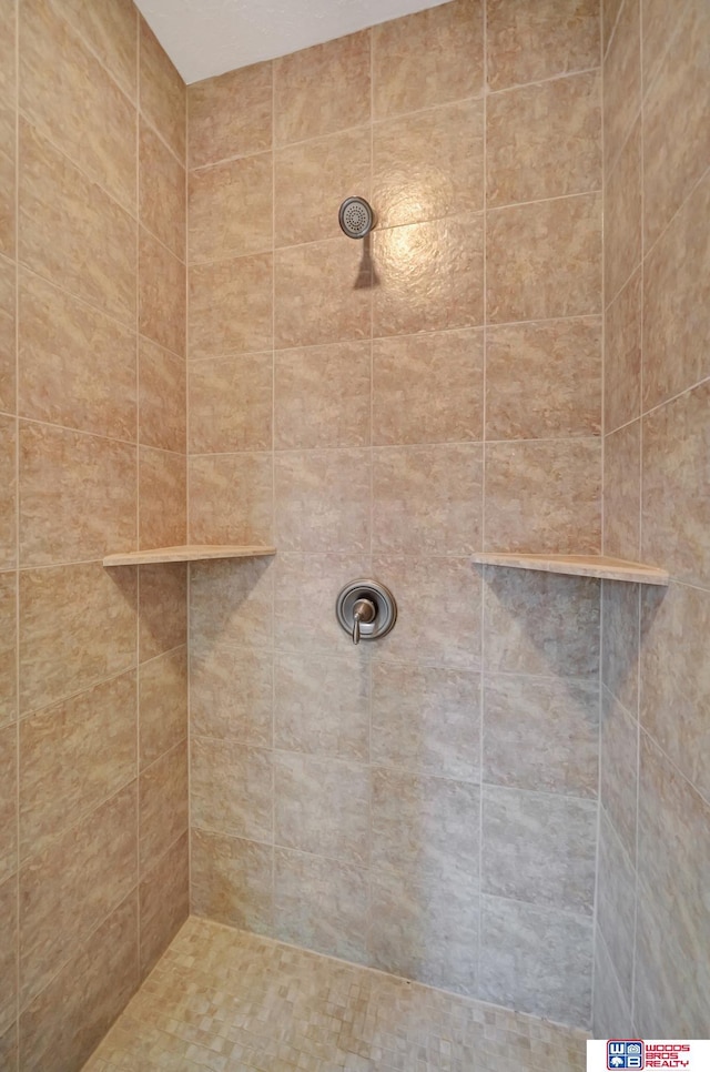 bathroom featuring tiled shower