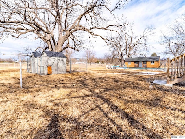 view of yard featuring an outbuilding